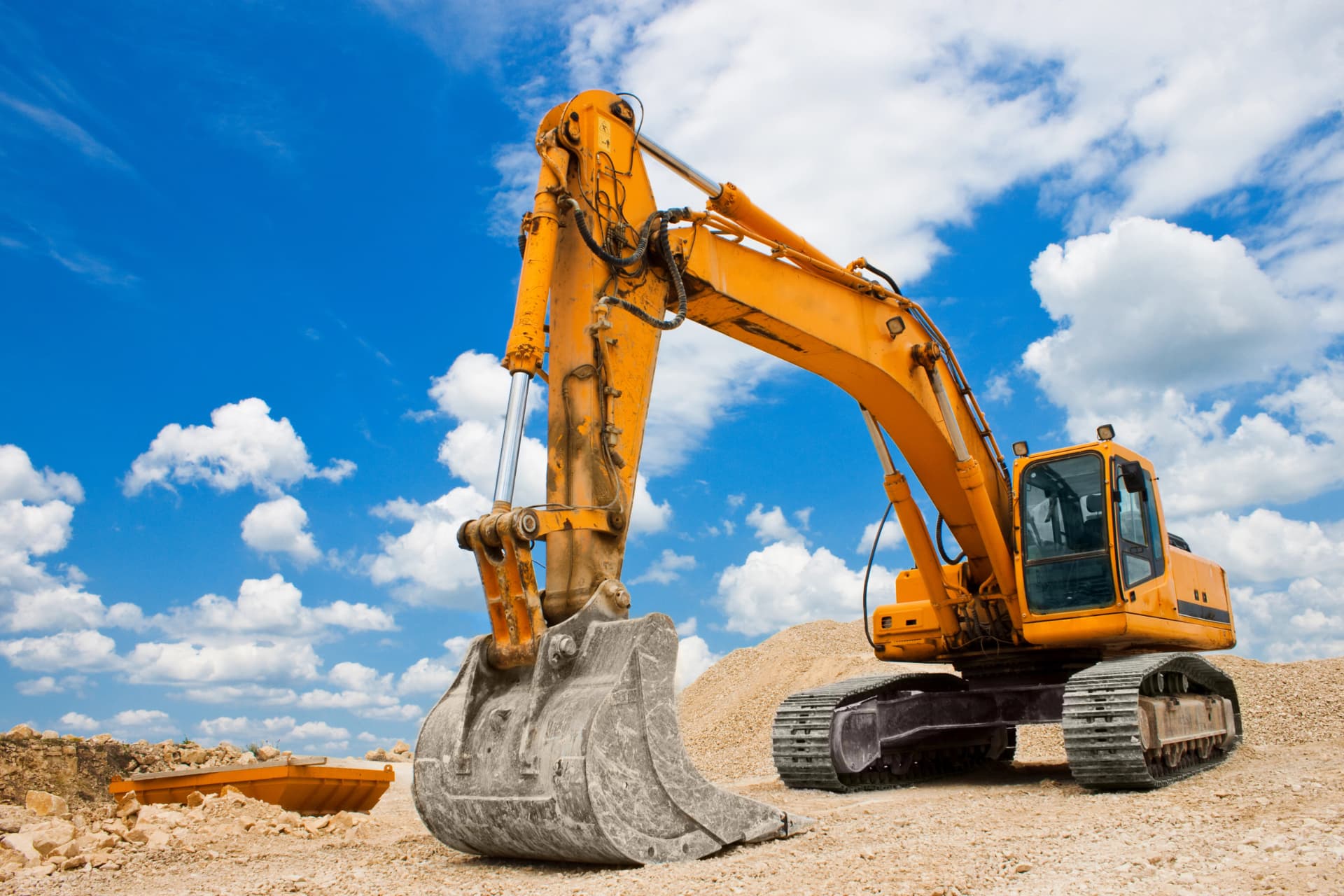 Excavator engine protected by an RPM engine pre-lubrication system on a job site